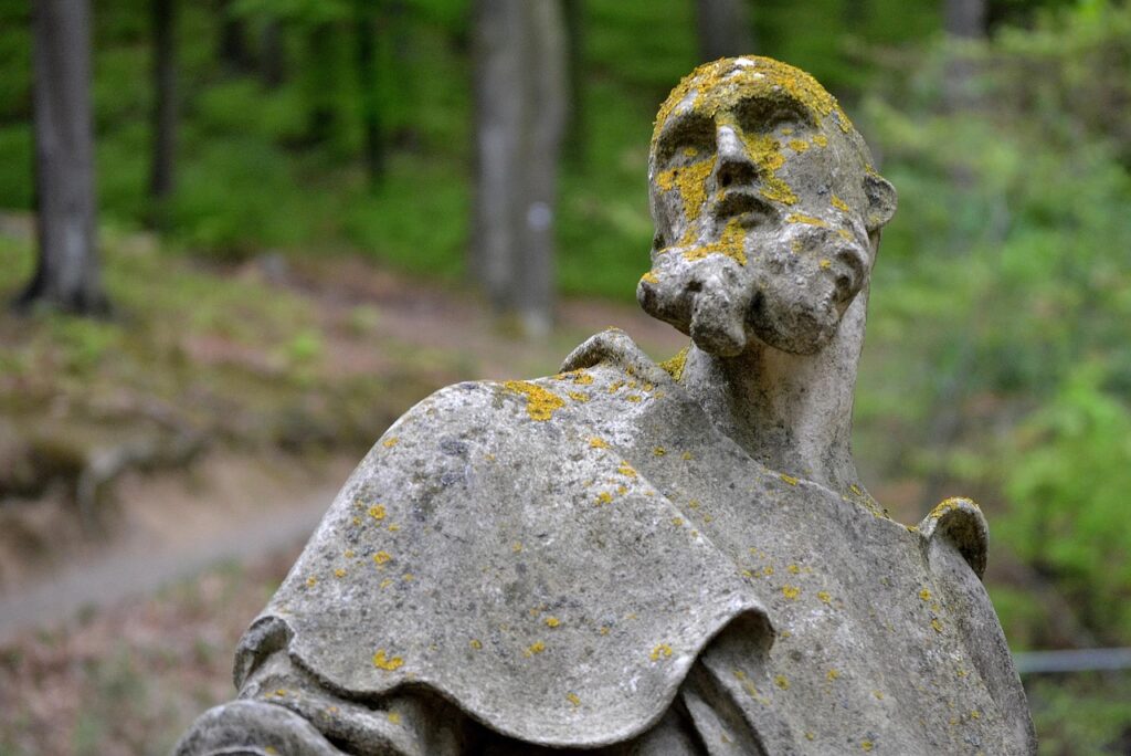 Guida alla pulizia delle statue da giardino in pietra e cemento: rimuovere il muschio in modo efficace